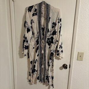 Billabong black and white floral bathrobe Gorgeousral kimono bathrobe